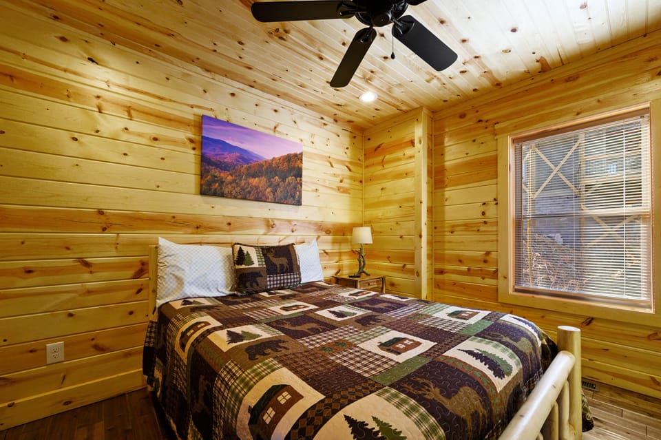 Queen bedroom downstairs 