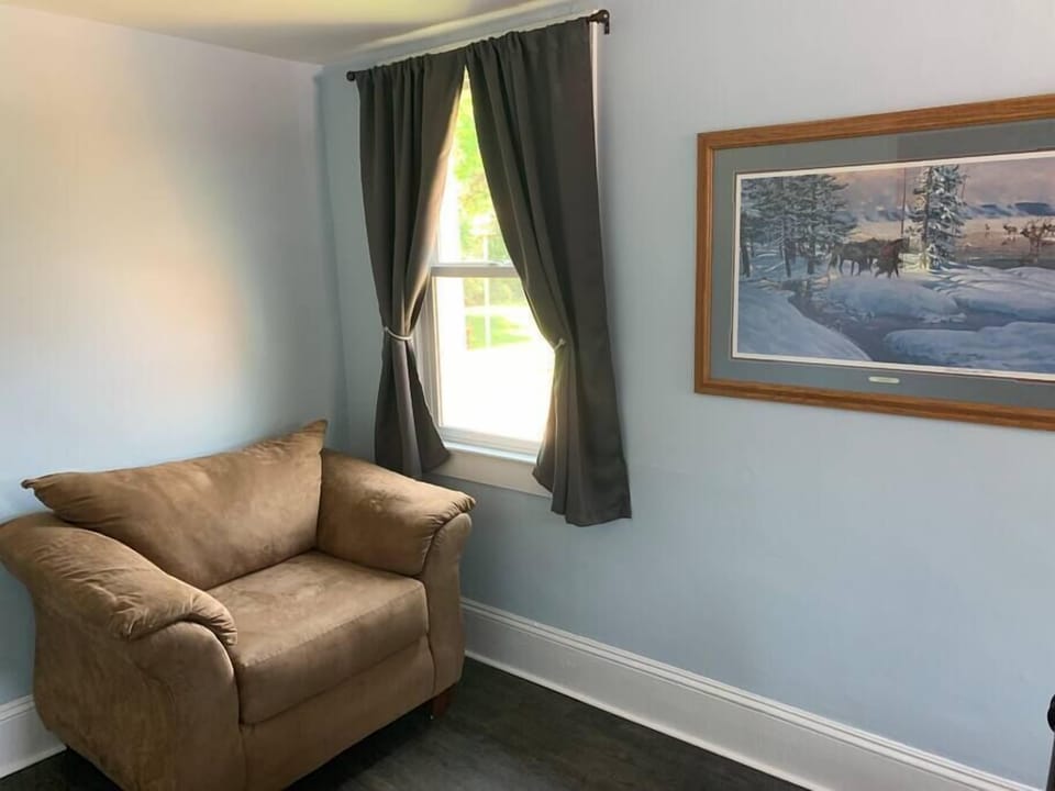 Carter Room: Sitting area overlooking fenced backyard