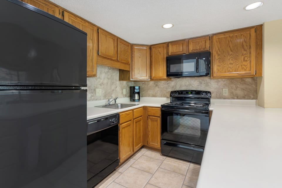 Cook with ease in a bright, fully equipped kitchen.