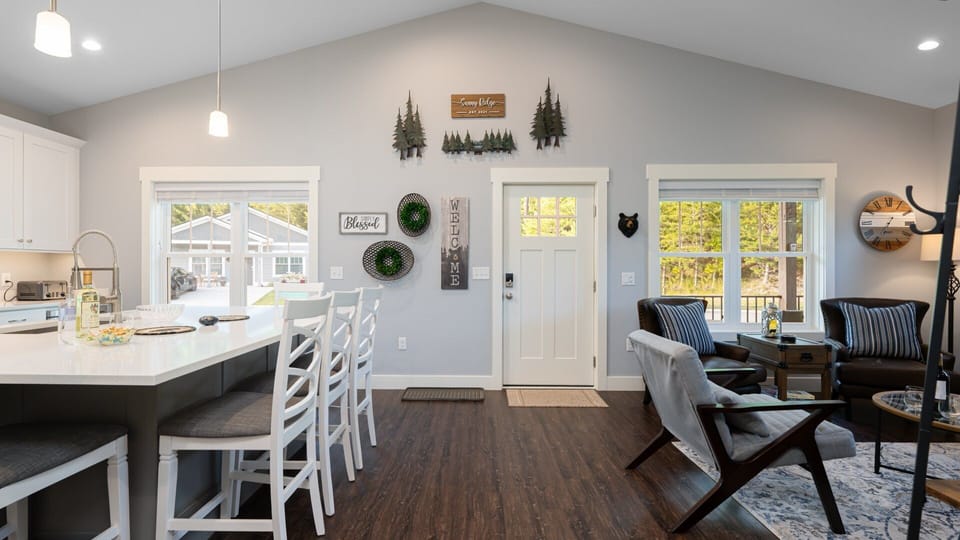 Our mountain home must have bear and mountain decor.
