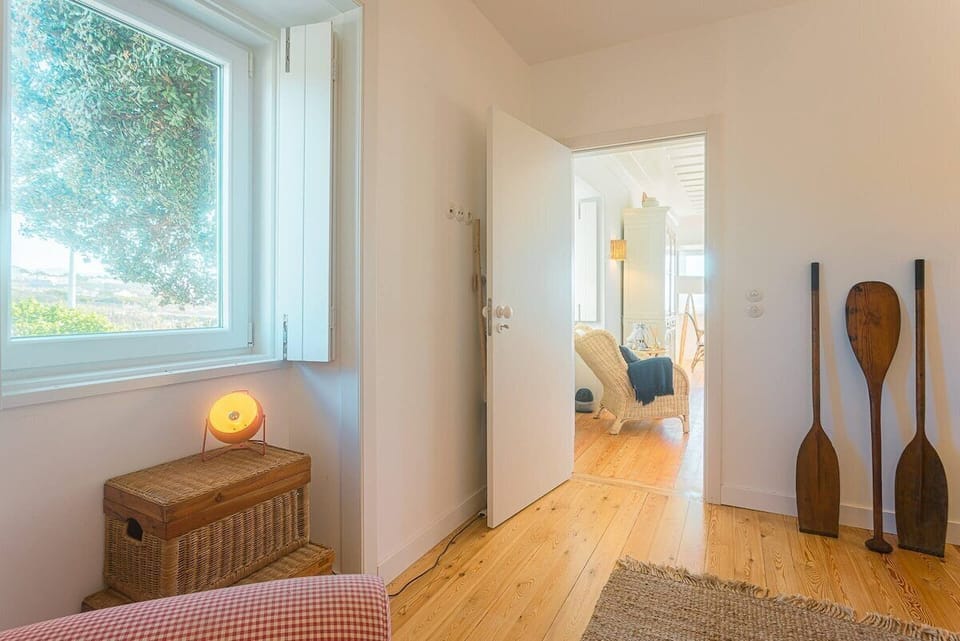Bright hallway with wooden oars decoration — Villa Sublime, holiday villa in Sintra