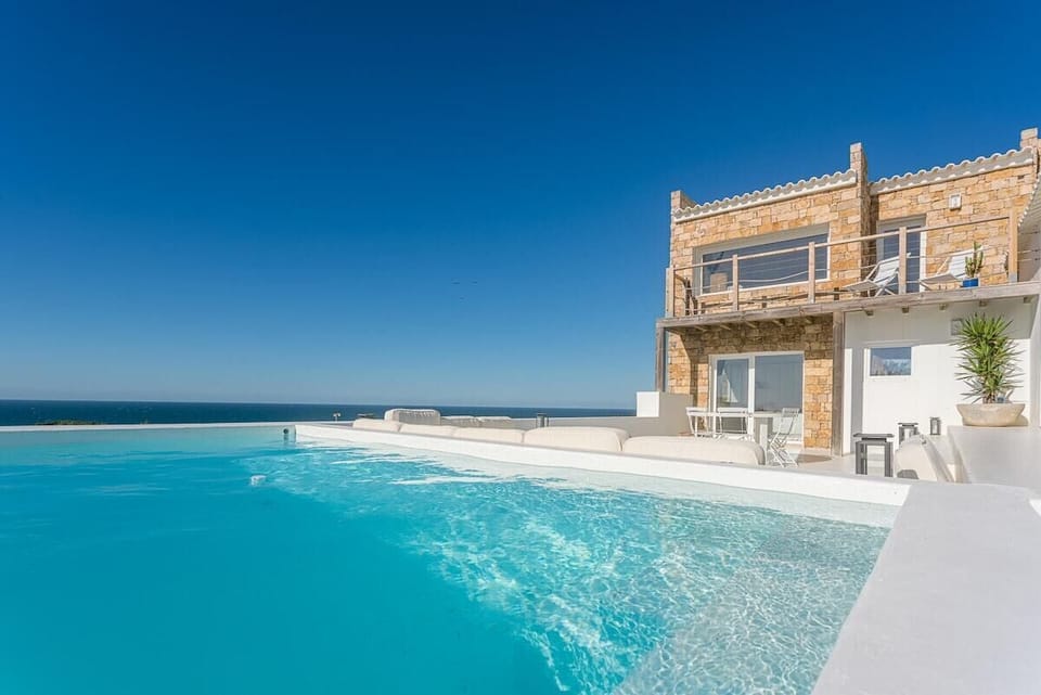 Private pool and sun terrace with turquoise water — Villa Sublime, luxury holiday villa in Sintra