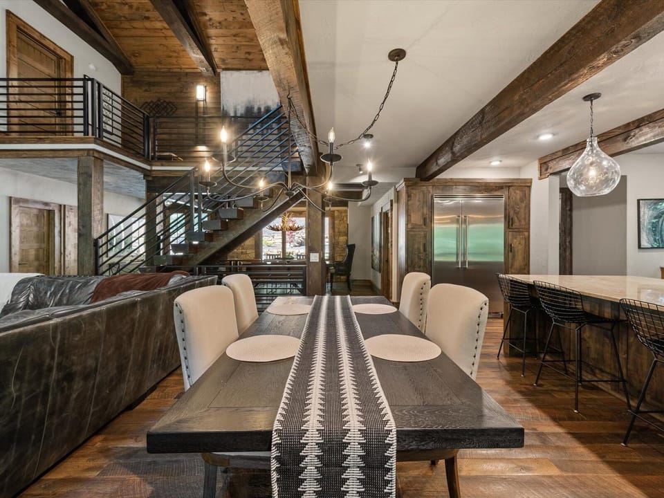 River Joy Lodge- Entry Level Informal Dining Area