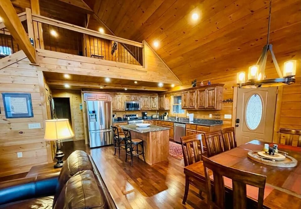 Grand Gourmet Kitchen / Dining Area