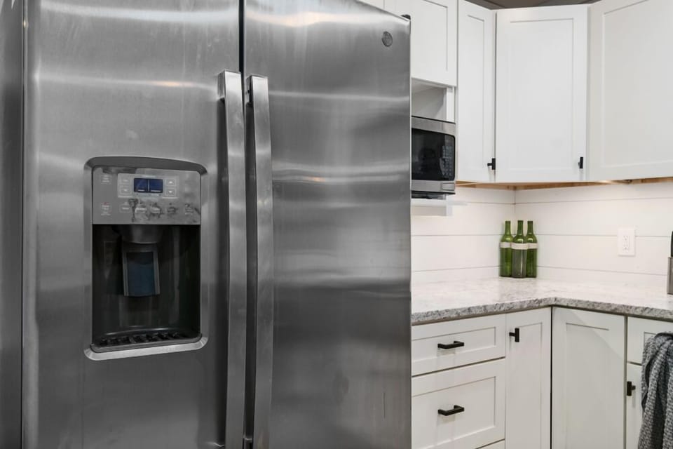 Enjoy the ease of fresh cold water and ice from the fridge