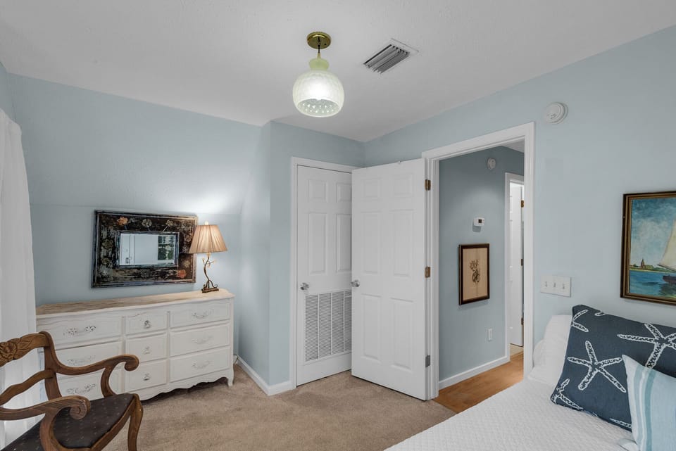 30A Blue Lake Cottage - 3rd Floor Guest Room w/ Queen Bed