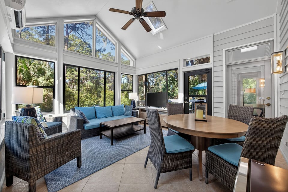 36 Red Oak | Carolina Room w/ ample seating & smart tv - 36 Red Oak | Carolina Room w/ ample seating & smart tv