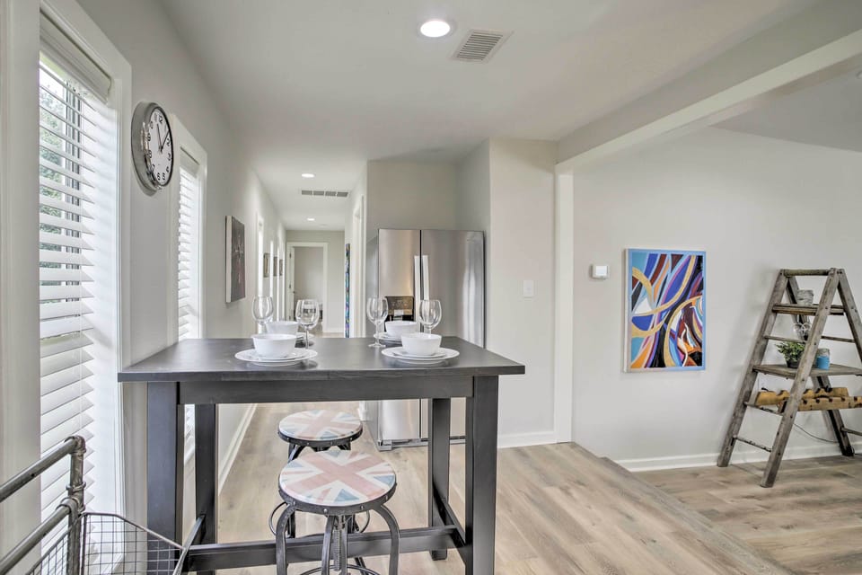 Dining Area | 4-Person Table