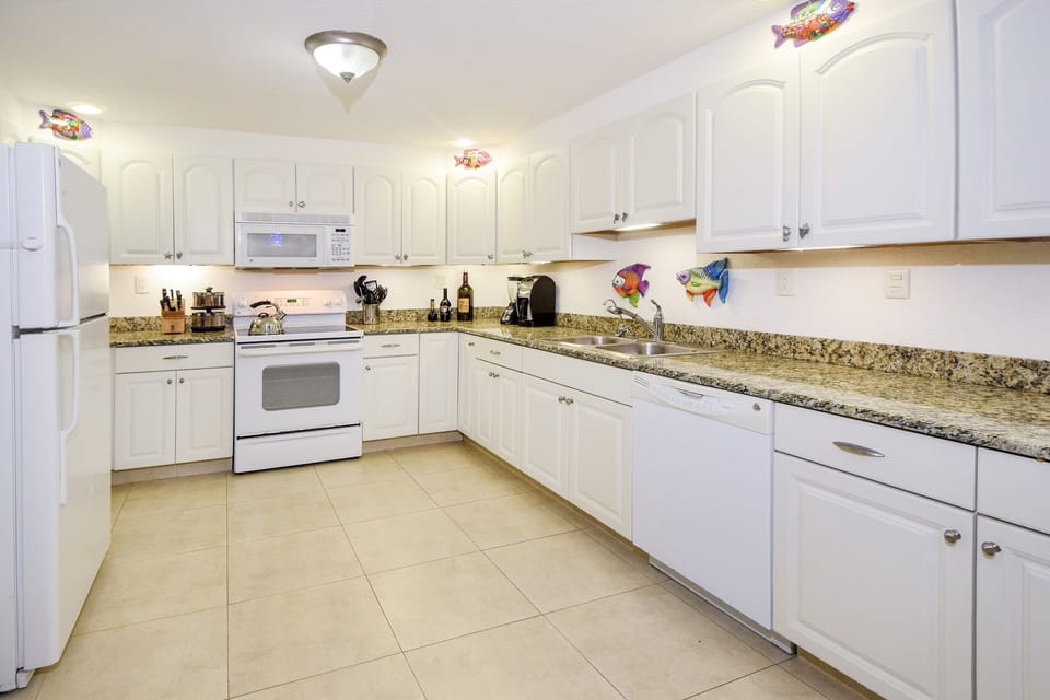 Huge modern kitchen, fully-loaded