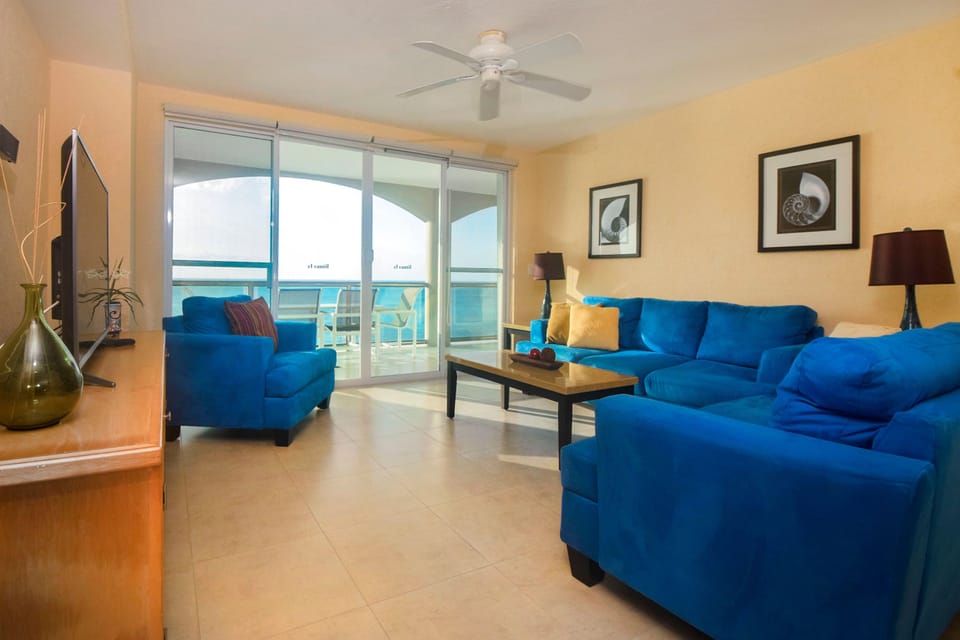 Spacious living area with stellar views