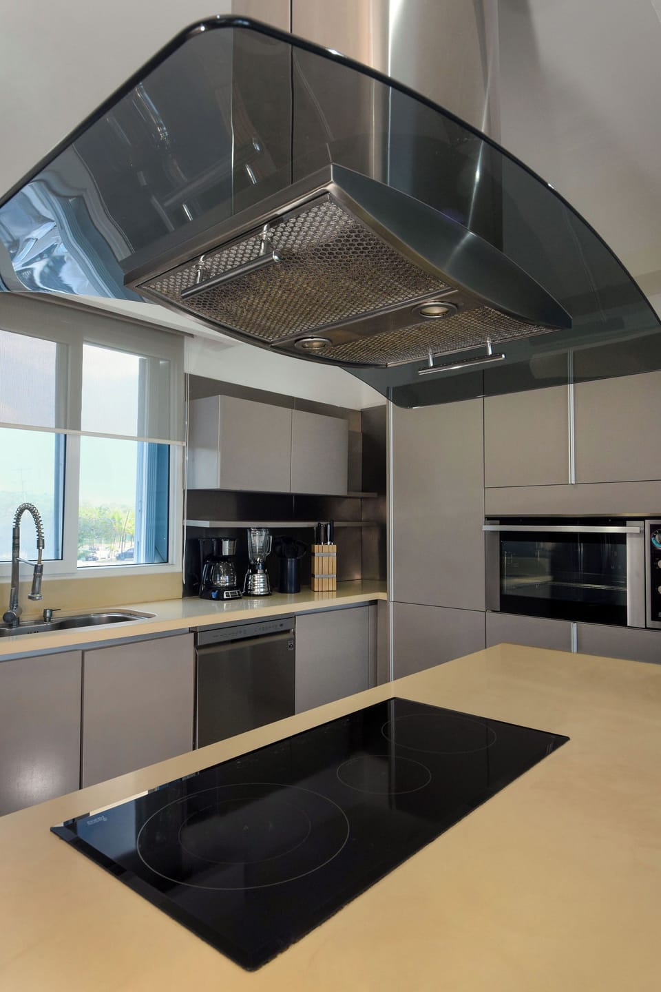 Pristine, modern, and fully equipped, our kitchen invites you to create your favorite dishes or simply reheat local takeout!