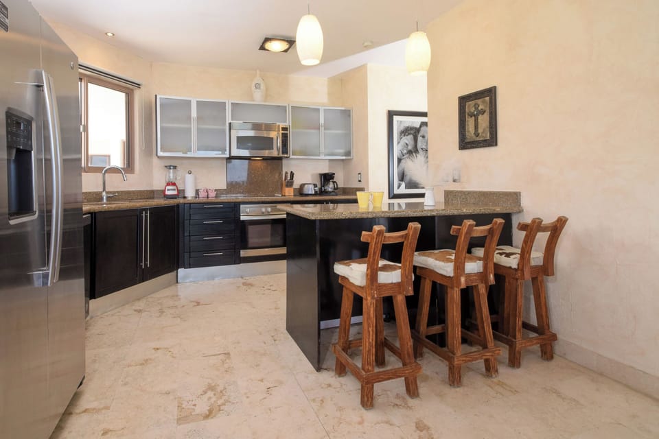 Enjoy happy hour drinks and appetizers in our fully functional kitchen.