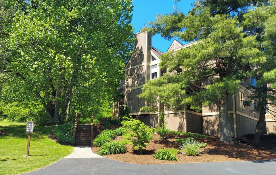 Front of condo complex. Plenty of parking 