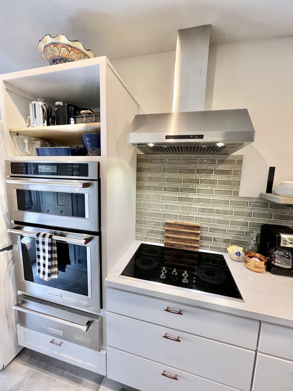 Samsung five burner glass cooktop with Samsung vent hood