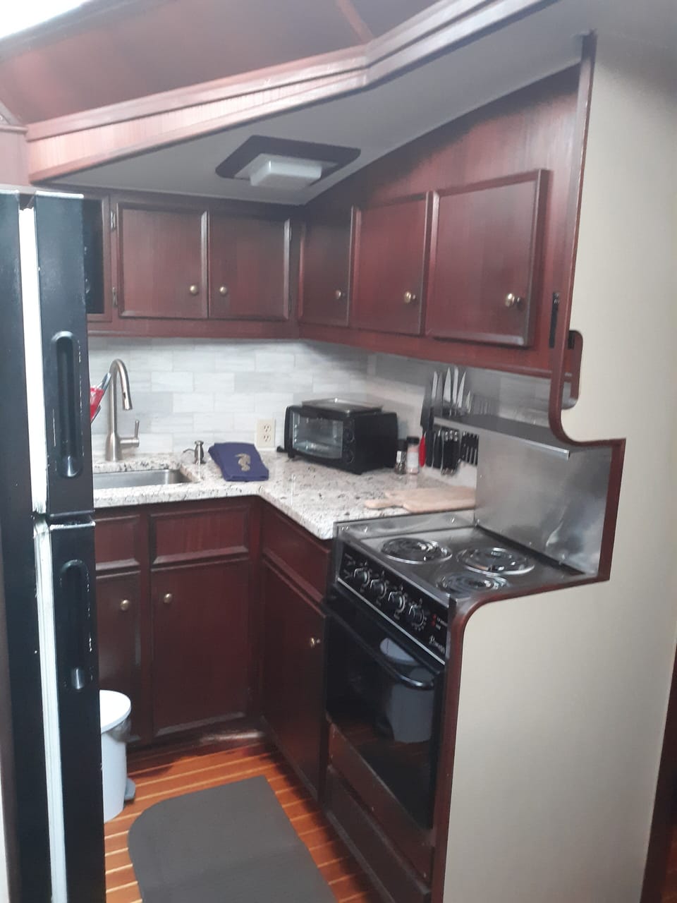 The galley has many amenities: a full size fridge, microwave, toaster...