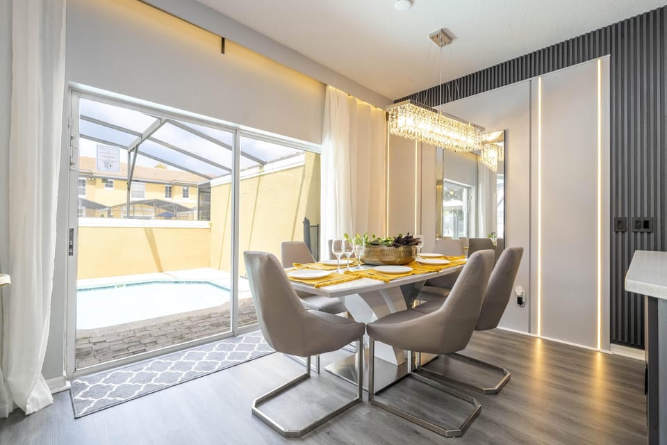 Dinning Room (Sits 6)