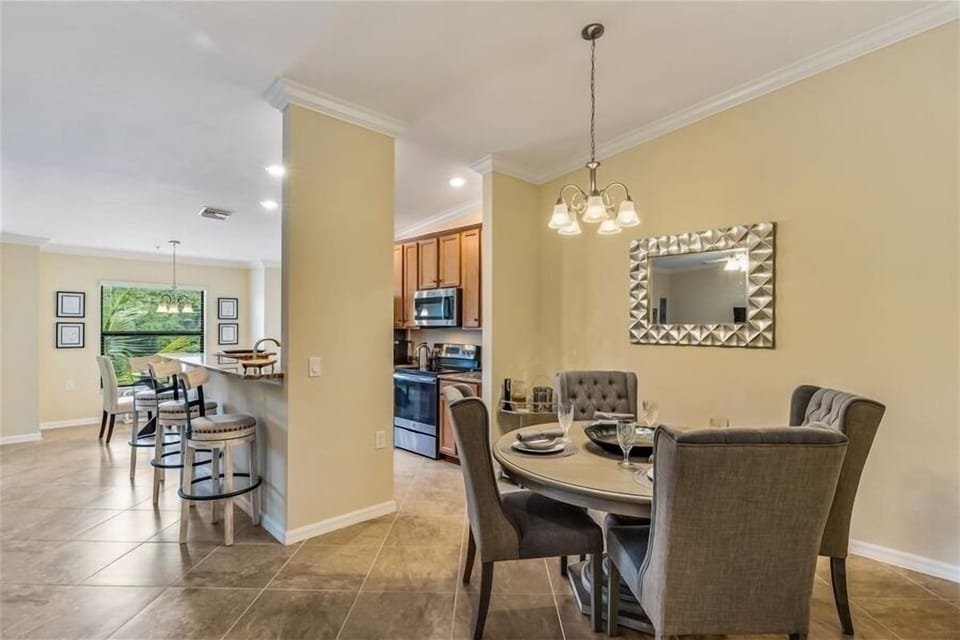 Dining Room & Breakfast Bar