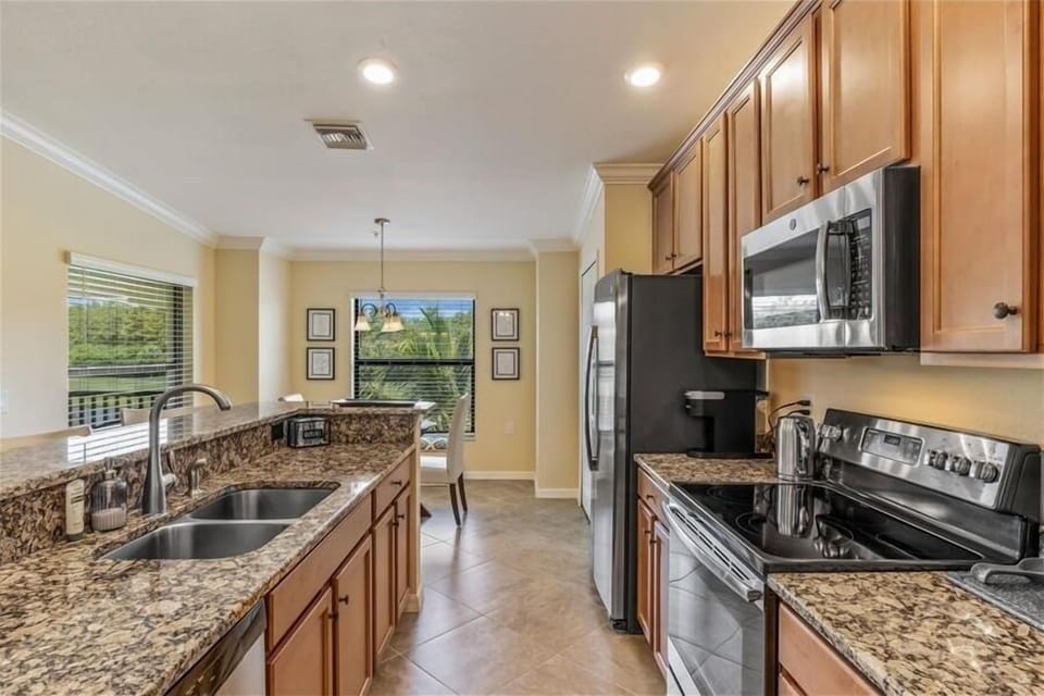 Beautiful Kitchen, Dining Room w/ a View