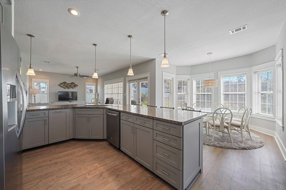 Array of Sunshine - Miramar Beach - Kitchen & Dining Area