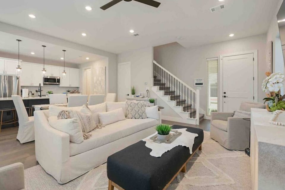 Spacious living room, seating for 5