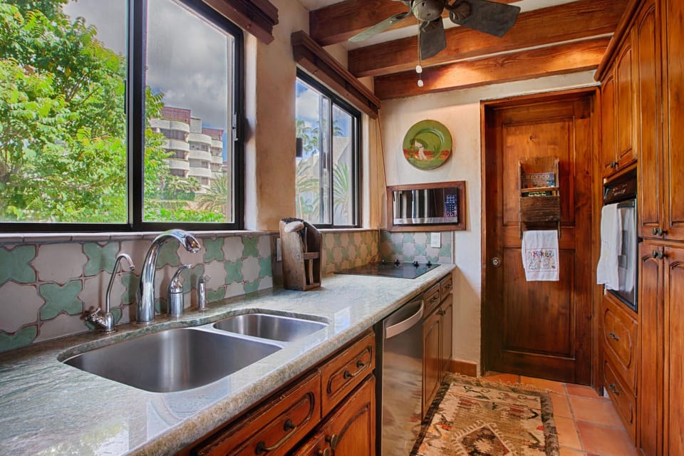 Full kitchen 