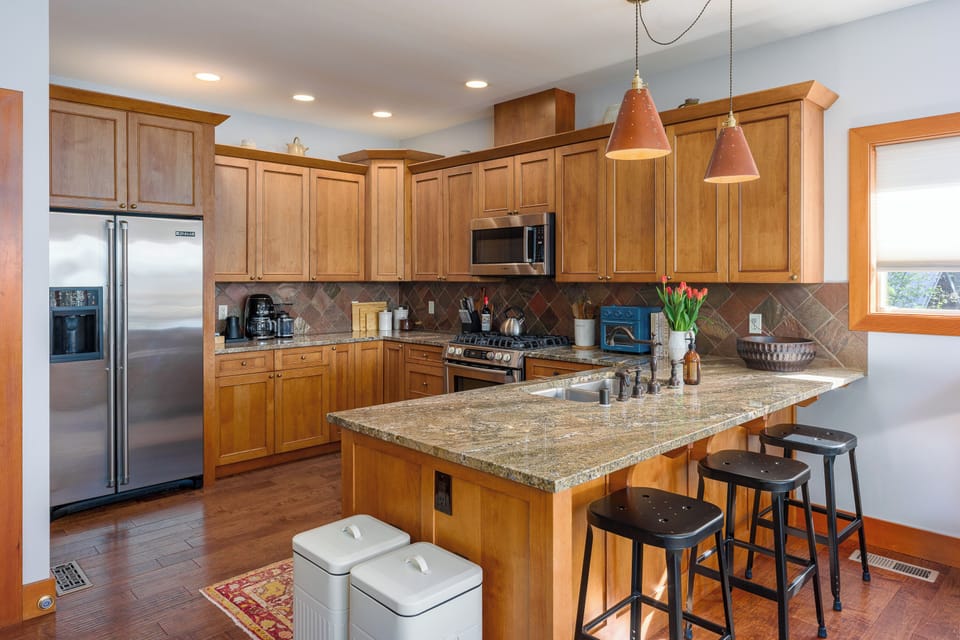 The kitchen is outfitted with everything you need to cook and entertain. Save some money by helping yourself to a warm cup of coffee or tea each morning or cooking your own meals with fresh ingredients from the local grocery store or farmers market.