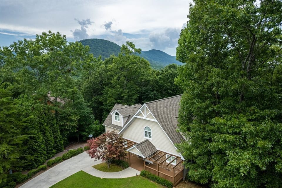 Outdoor, Cinna-Bahn Aerial View concrete driveway with parking spaces for 4 Vehicles