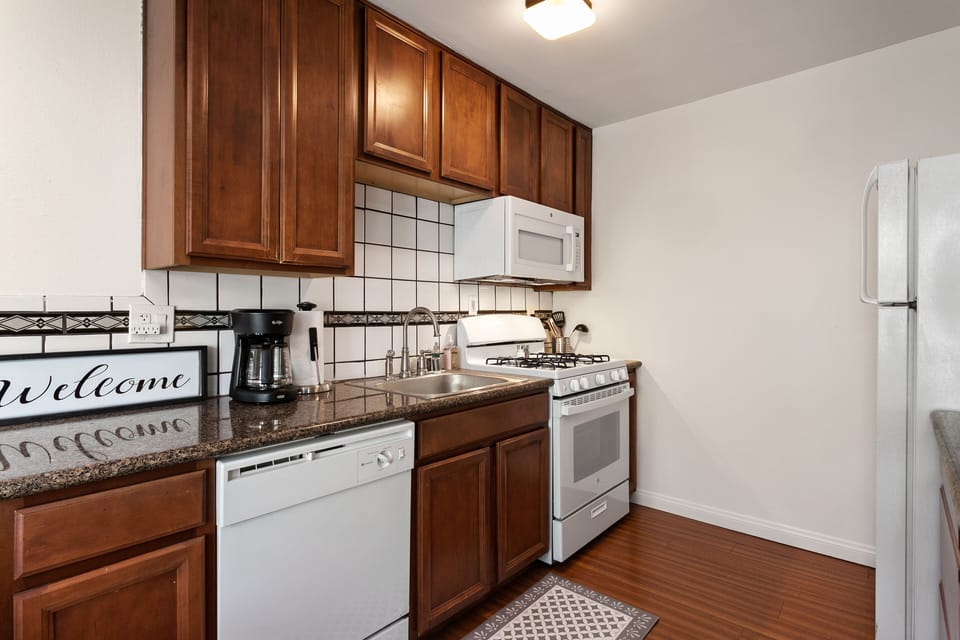 Coastal condo with fully stocked kitchen
