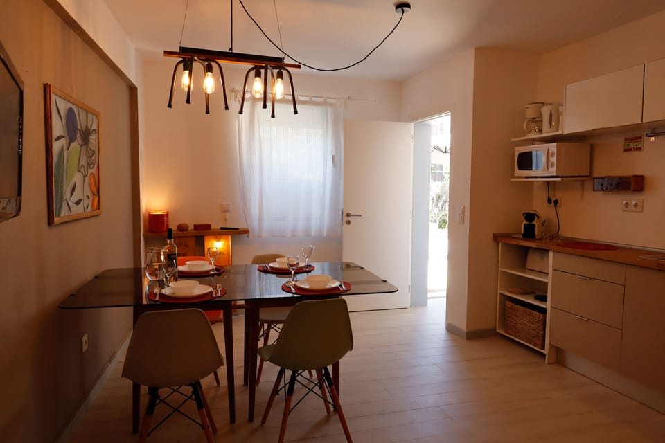 Espaço refeição e espaço de cozinha