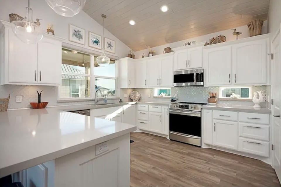 Gorgeous kitchen fully equipped with anything you may need
