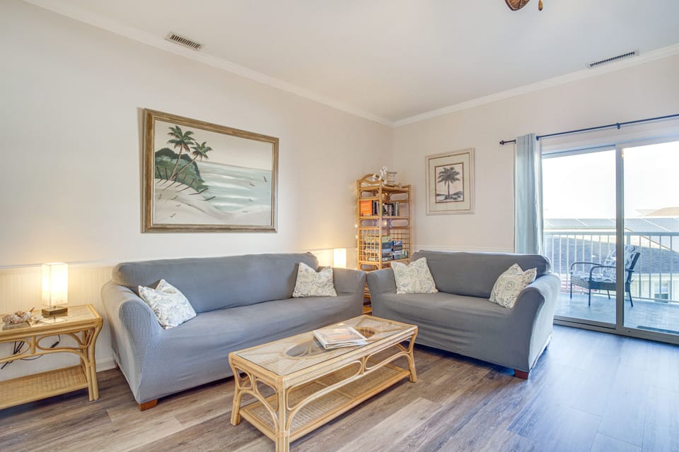Living Room | Free WiFi | Central A/C & Heat | Smart TV