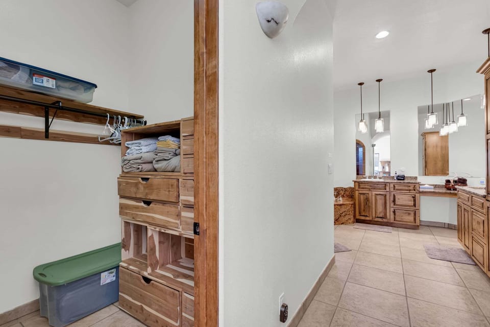 Ensuite Primary Bathroom
•Walk-In Closet