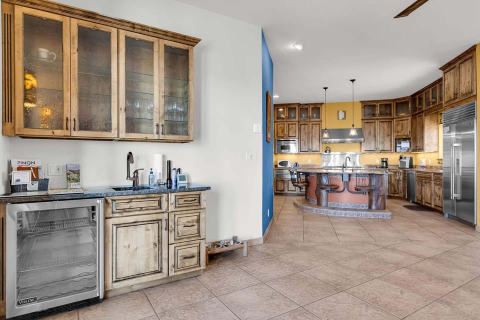 Wet Bar & Kitchen