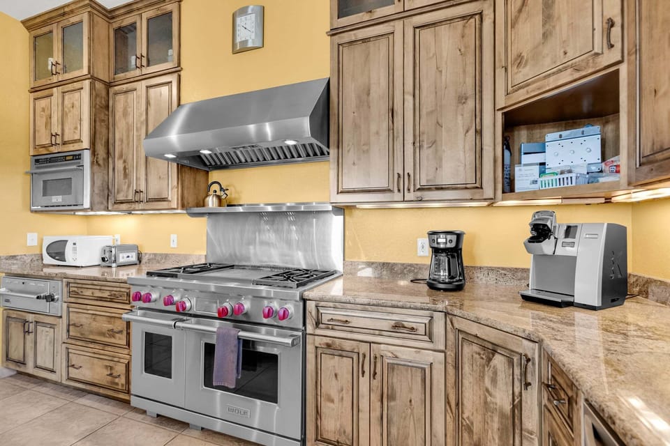 Kitchen
•Large, Gourmet Gas Stove
•Drip Coffee Maker
•Keurig- must provide your own pods