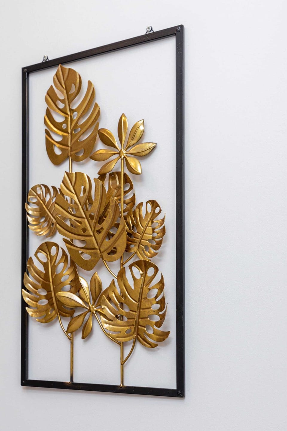 Wall decoration depicting golden leaves.