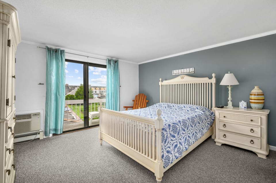 Ptimary bedroom with AC, TV and balcony