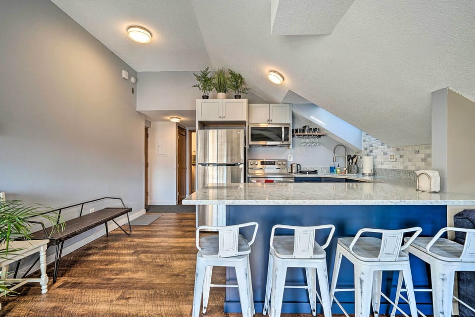 Kitchen | Breakfast Bar | Dishware/Flatware Provided