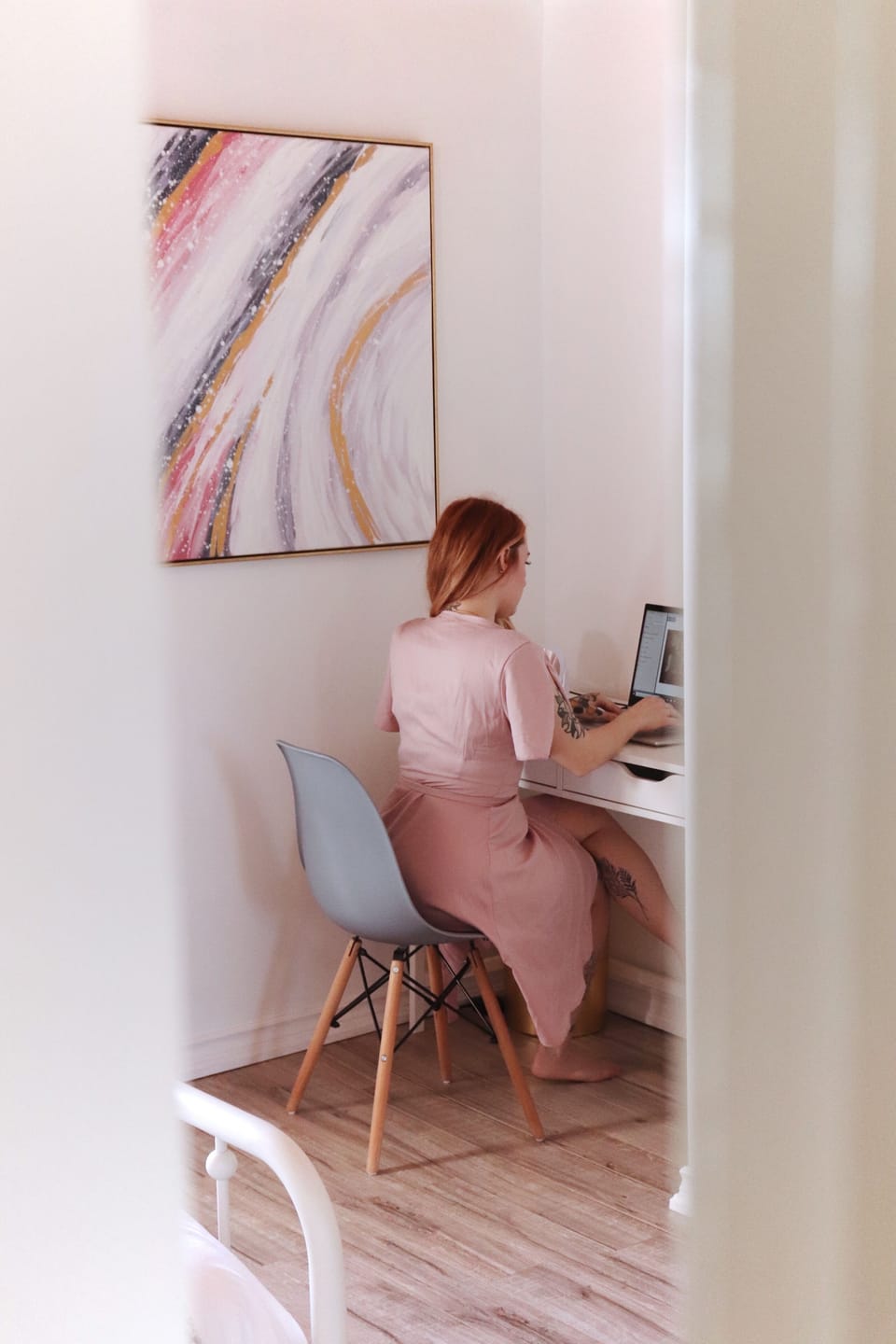 Workstation in pink room