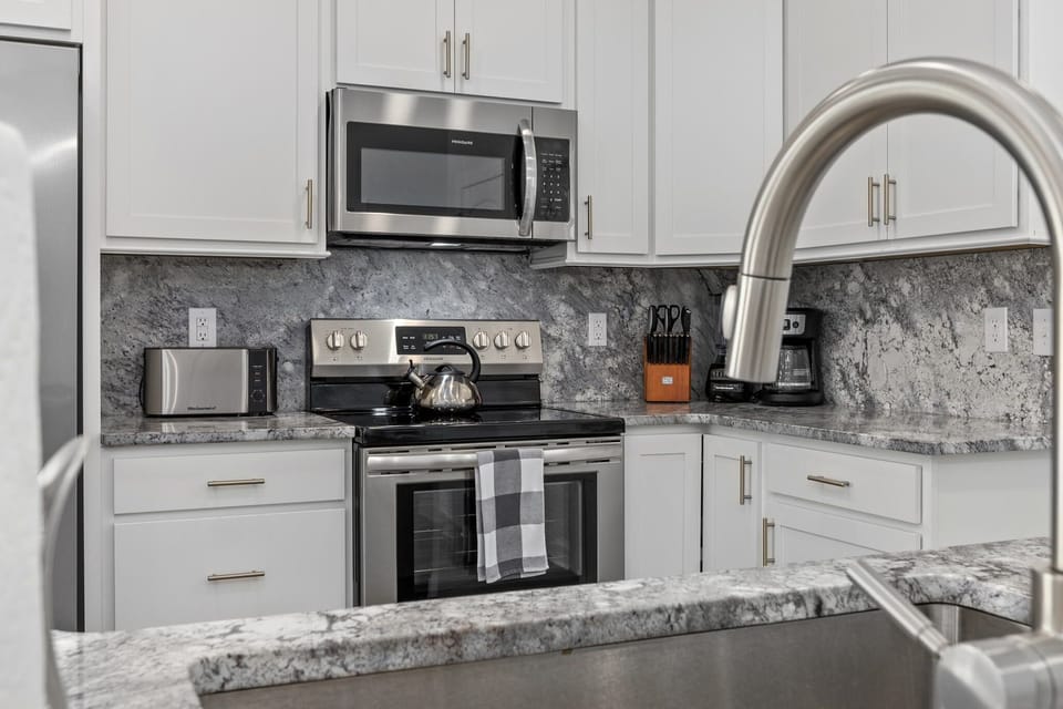 Open and airy kitchen with granite counters and backsplash!!