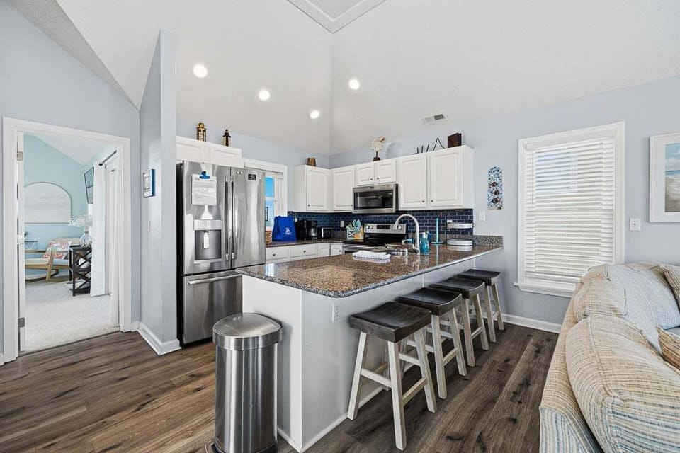 Top-Level Kitchen with Bar (seats 4)
