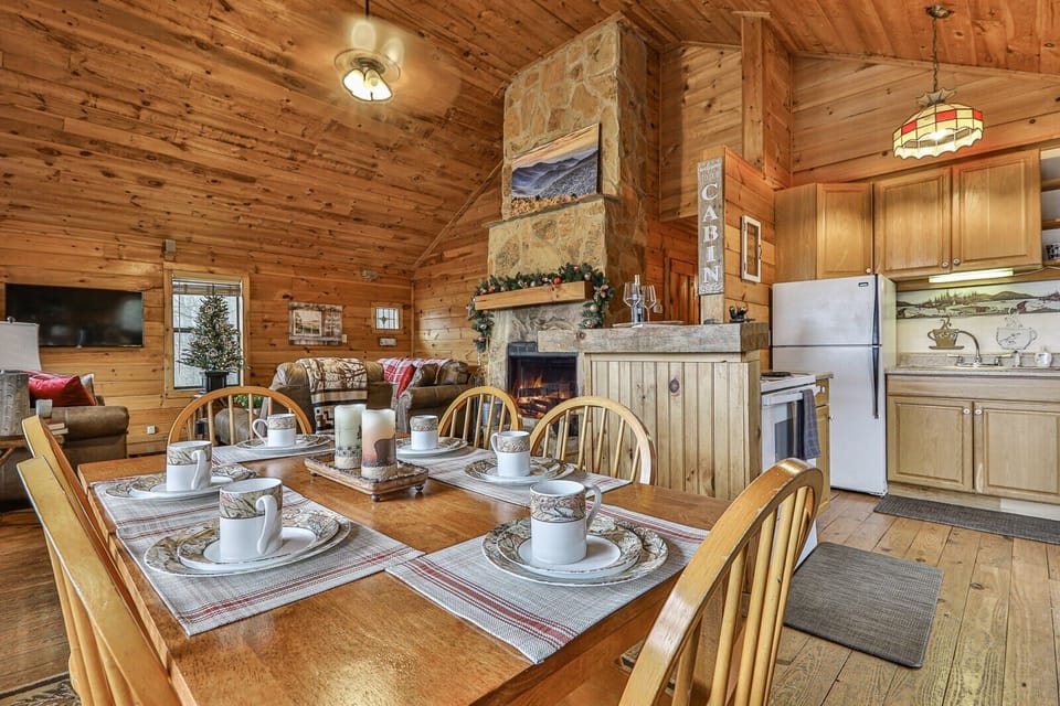 Six person dinning room with well-stocked kitchen - Bon Appetite!