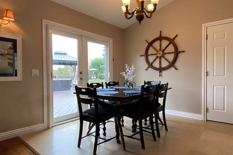 Kitchen table seats 6 people