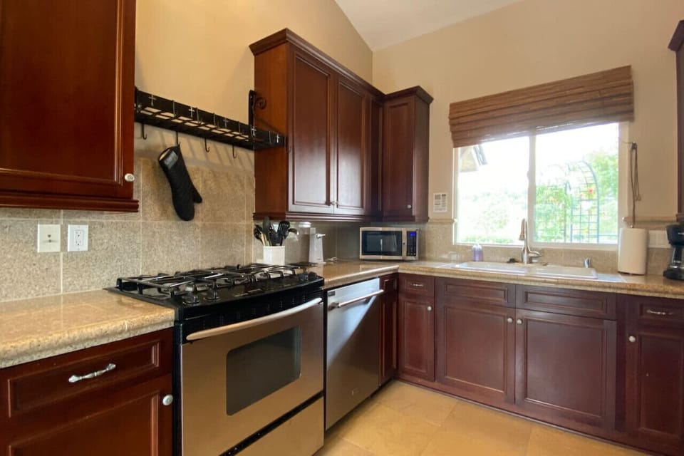 Full kitchen