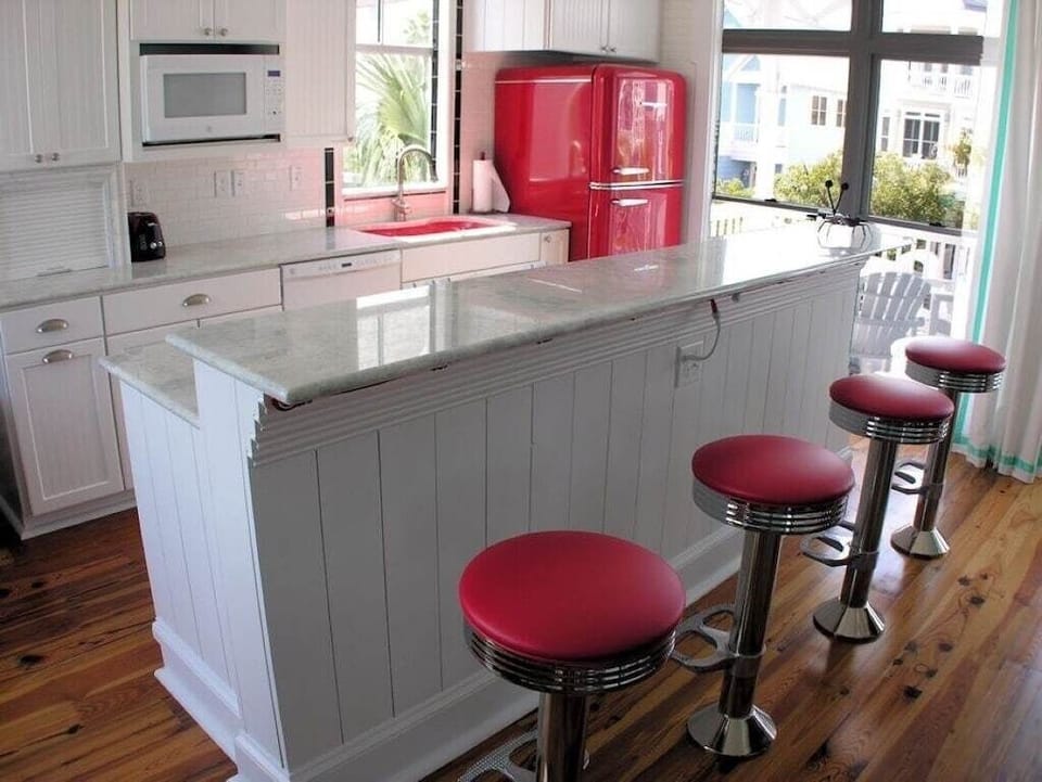 Kitchen with breakfast bar