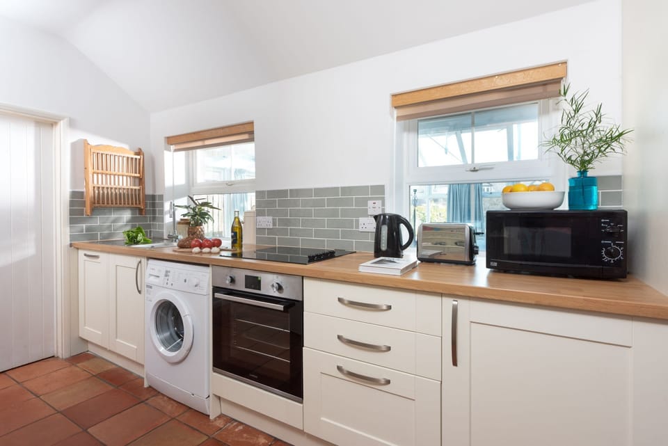 Well equipped kitchen - Laity Vean Hideaway