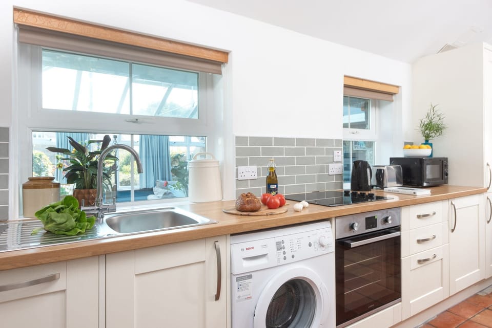Kitchen with oven, hob, and washing machine - Laity Vean Hideaway