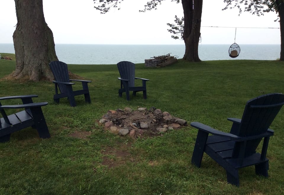 Fire pit with seating, 100 ft treed lot overlooking lake and bluff view. Quiet. 