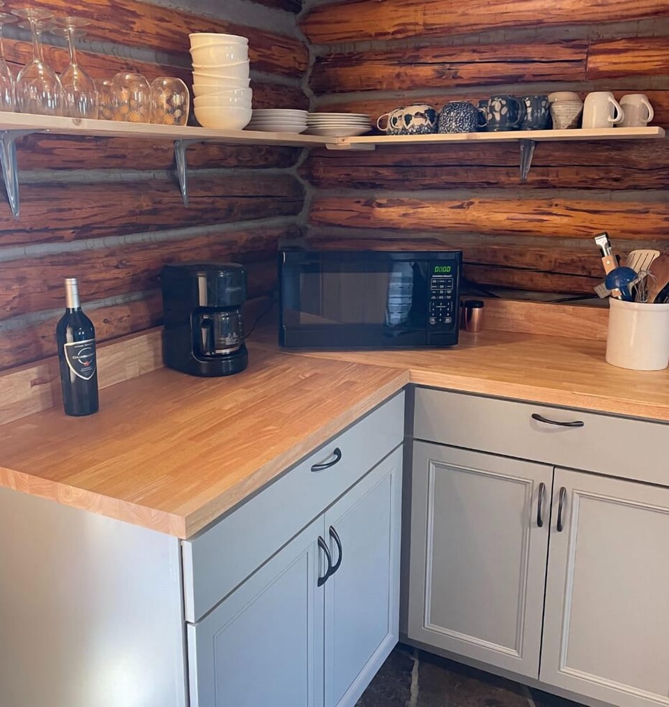 Cabin #2
Sleeps 2: Queen sofa bed
Full kitchen +full bath + screened in patio. 
