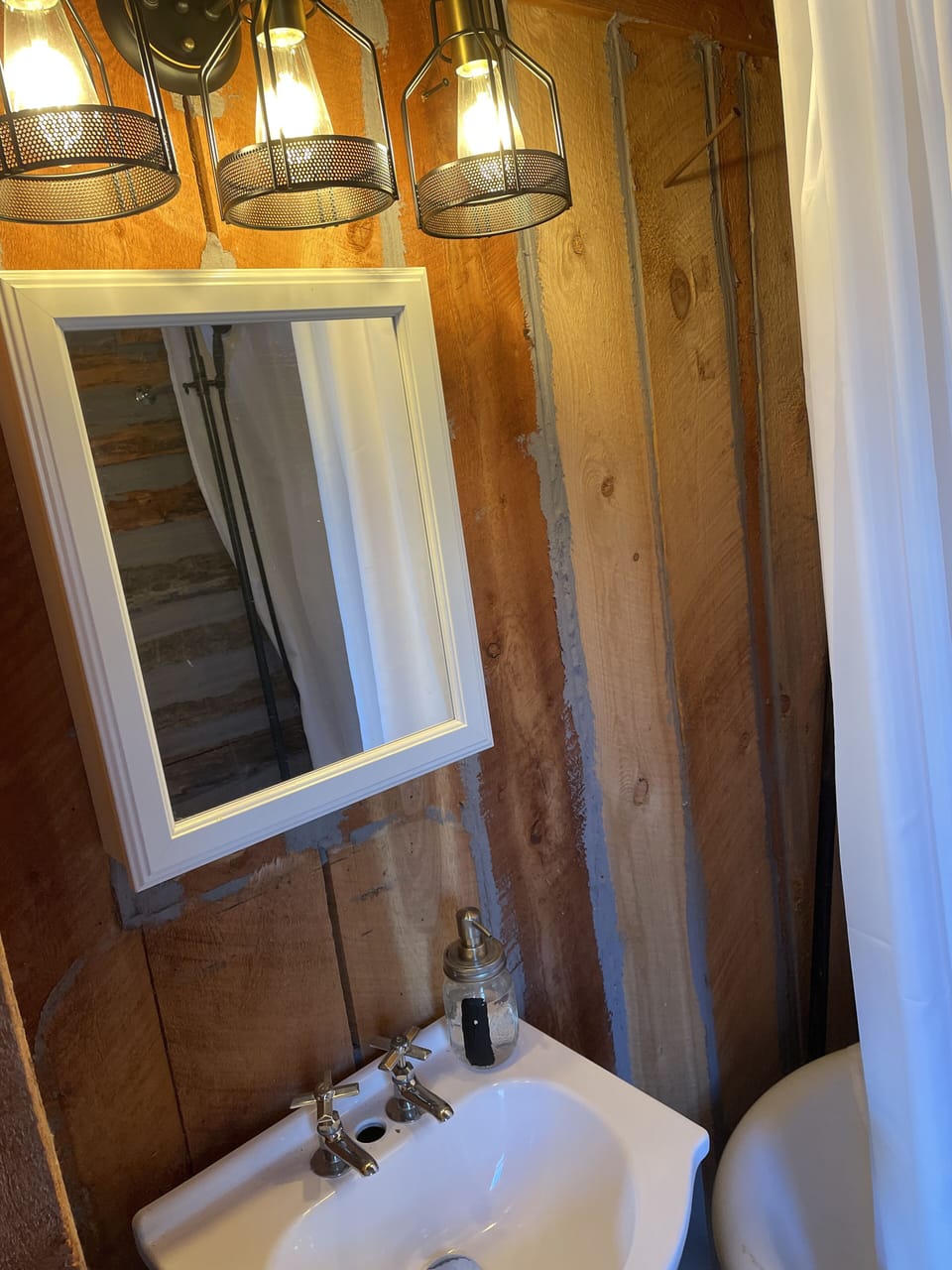 Cabin #1 
Sleeps 4: 1 Queen +2 twin bunks
Full bath / dining table / coffee+ tea