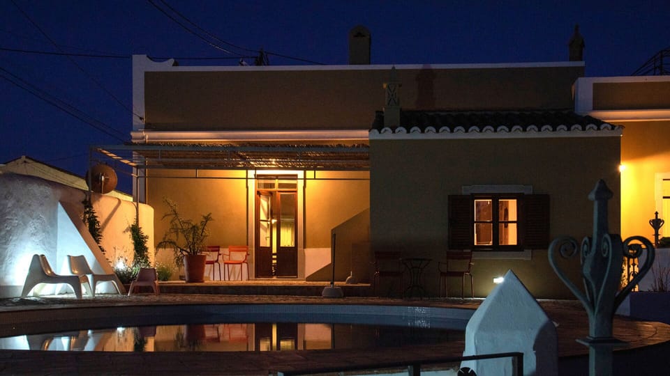 Quinta do Pinto at night.